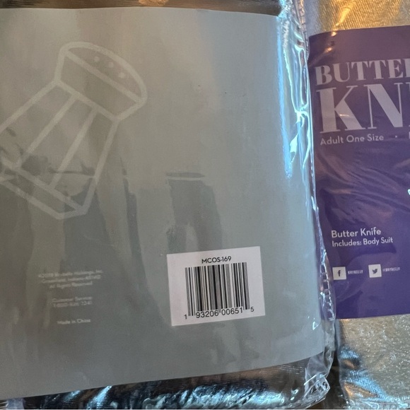 A Salt With Deadly Weapon Halloween Couples Costume Funny Pun NWT - Picture 10 of 12